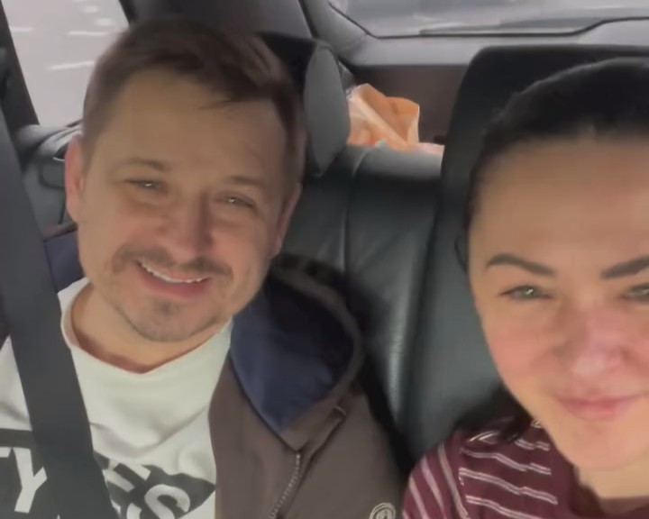 Алексей Хлестов вышел на волю. Певец отбыл 14 суток на Окрестина — первое видео с женой и что известно о его состоянии