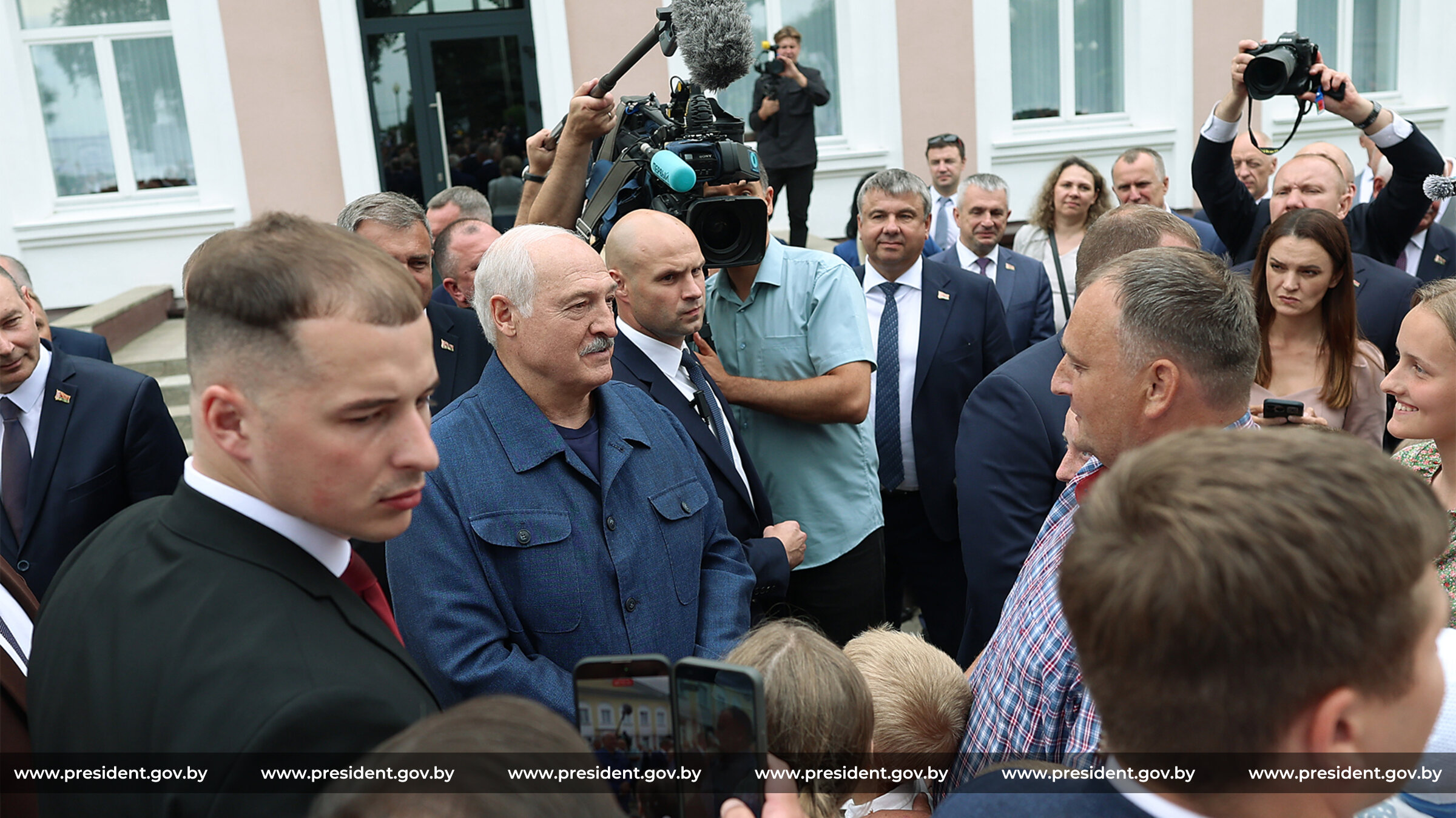 «Такая вот диктатура»: как пять охранников прикрывали Лукашенко на семейном фото в Вилейке